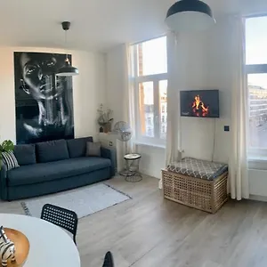 Sleep - Black And White Modern Flat With Cityview Apartment
